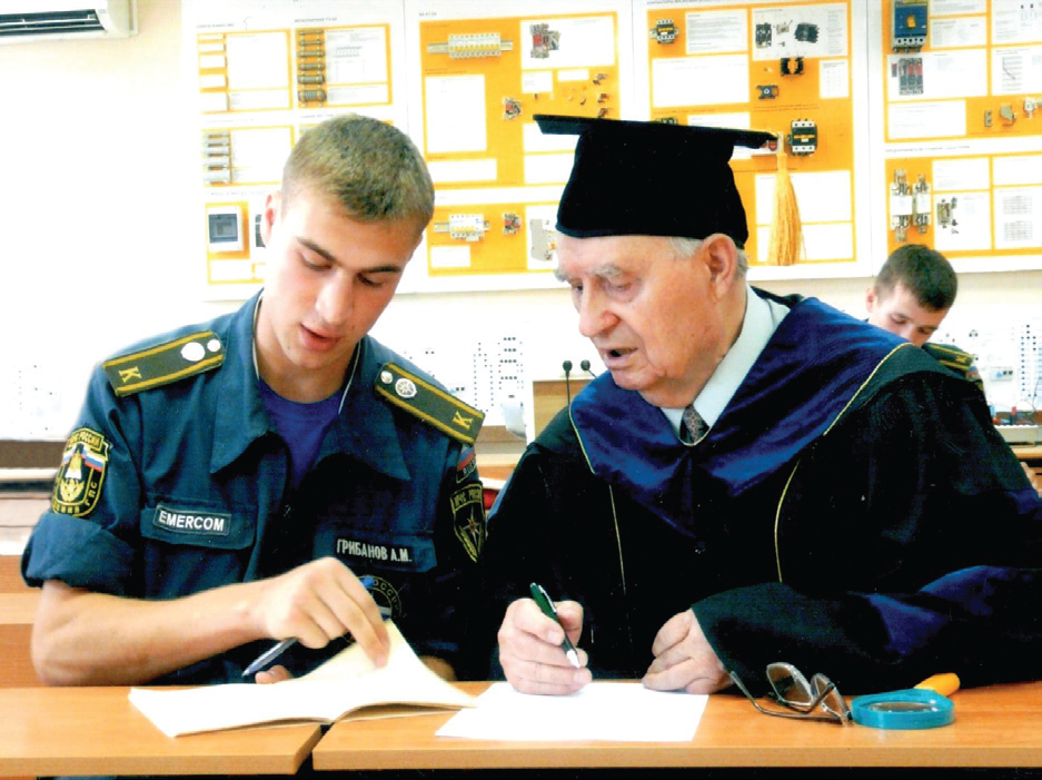 Почётный профессор Академии ГПС МЧС России В. Н. Черкасов на занятиях (2008 г.)
