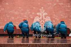 Личный состав Академии возложил цветы к Могиле Неизвестного в Александровском саду
