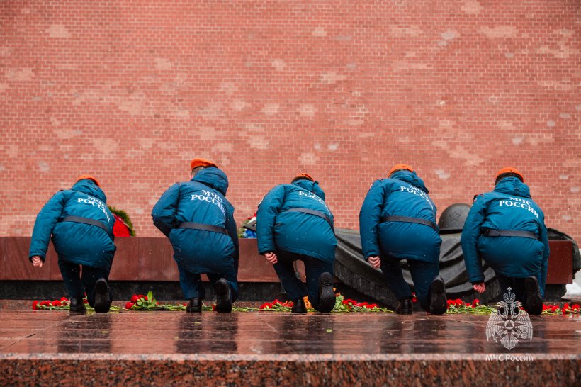 Личный состав Академии возложил цветы к Могиле Неизвестного в Александровском саду