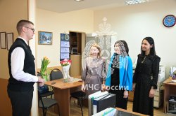 Цветы и улыбки стали главными атрибутами сегодняшнего дня 