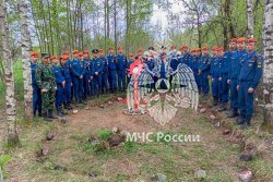 Поисковики Академии установили памятник советским воинам