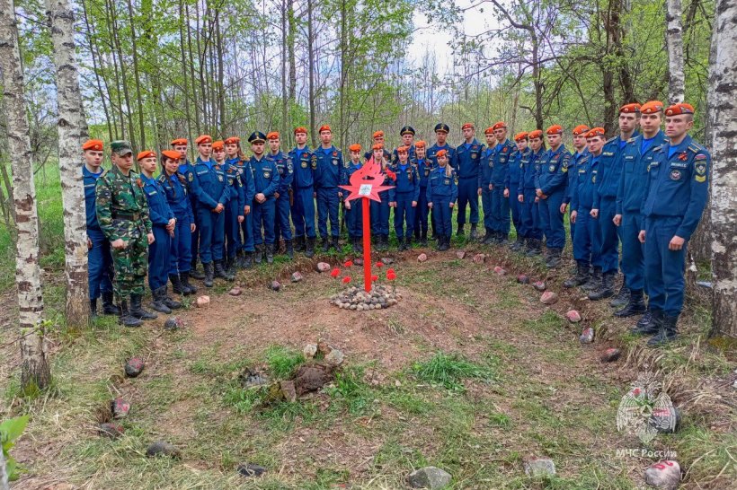 Поисковики Академии установили памятник советским воинам
