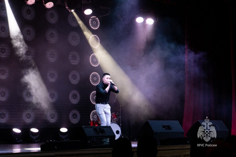 Курсанты Академии поздравили девушек с 8 марта