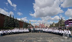 На Красной площади состоялась торжественная церемония вручения дипломов выпускникам двух вузов МЧС России