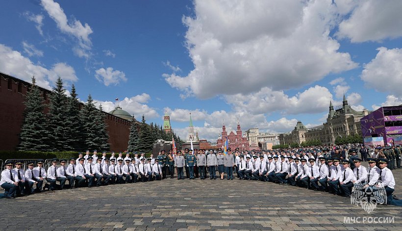 На Красной площади состоялась торжественная церемония вручения дипломов выпускникам двух вузов МЧС России