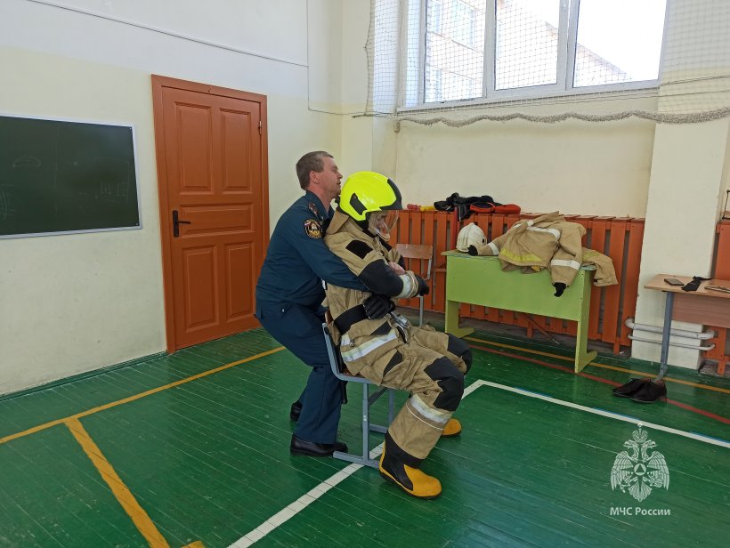 Сотрудники Академии ГПС МЧС России провели занятие с кадетами Веселевской школы