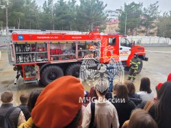 Курсанты Академии совместно с сотрудниками учебной пожарно-спасательной части вуза, расположенной в селе Дивноморское Краснодарского края, провели открытый урок.