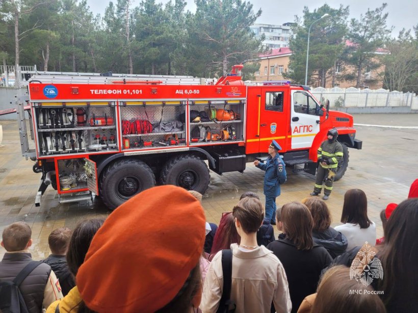 Курсанты Академии совместно с сотрудниками учебной пожарно-спасательной части вуза, расположенной в селе Дивноморское Краснодарского края, провели открытый урок.