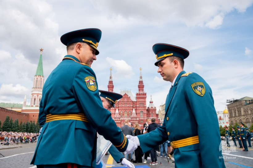 На Красной площади вручили дипломы выпускникам двух вузов МЧС России