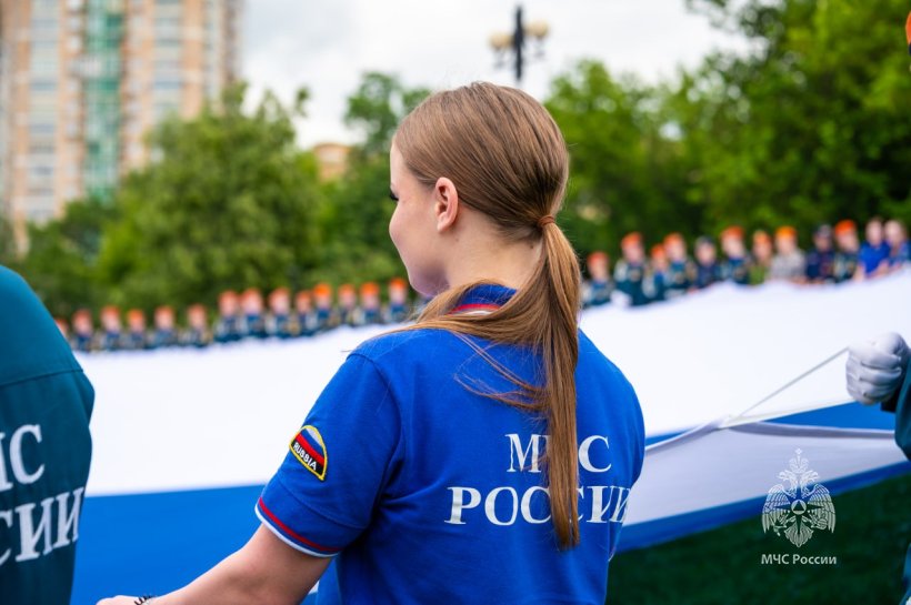Личный состав Академии ГПС МЧС России провел патриотическую акцию ко Дню России 