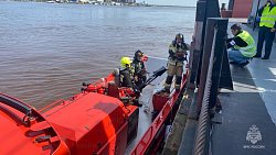 Учения на воде: тушение пожара на нефтяной барже