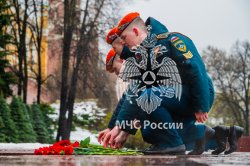 Личный состав Академии возложил цветы к Могиле Неизвестного в Александровском саду