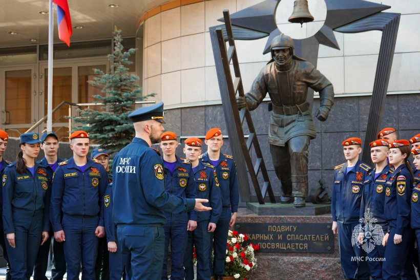 Личный состав вуза проводил поисковый отряд Академии на весеннюю Вахту Памяти