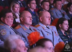 Александр Куренков вручил государственные и ведомственные награды личному составу МЧС России