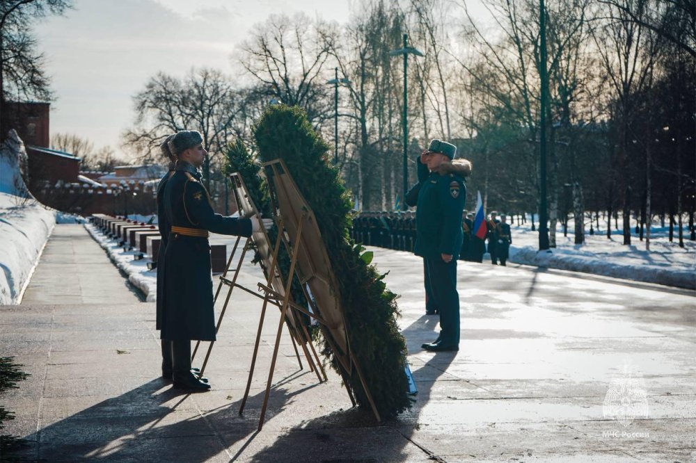 Личный состав МЧС России возложил цветы к Могиле неизвестного солдата в Александровском саду в Москве