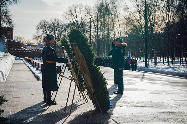 Личный состав МЧС России возложил цветы к Могиле неизвестного солдата в Александровском саду в Москве