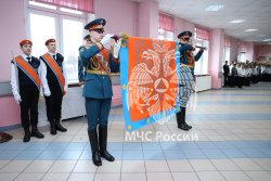 Кадетскому классу МЧС России мытищинской школы № 12 вручили знамя