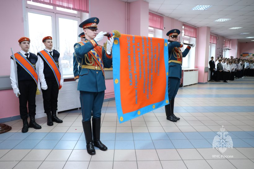 Кадетскому классу МЧС России мытищинской школы № 12 вручили знамя