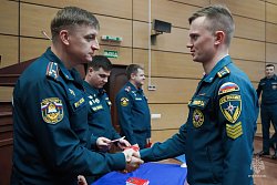 Курсантам Академии вручили удостоверения, жетоны и книжки спасателей