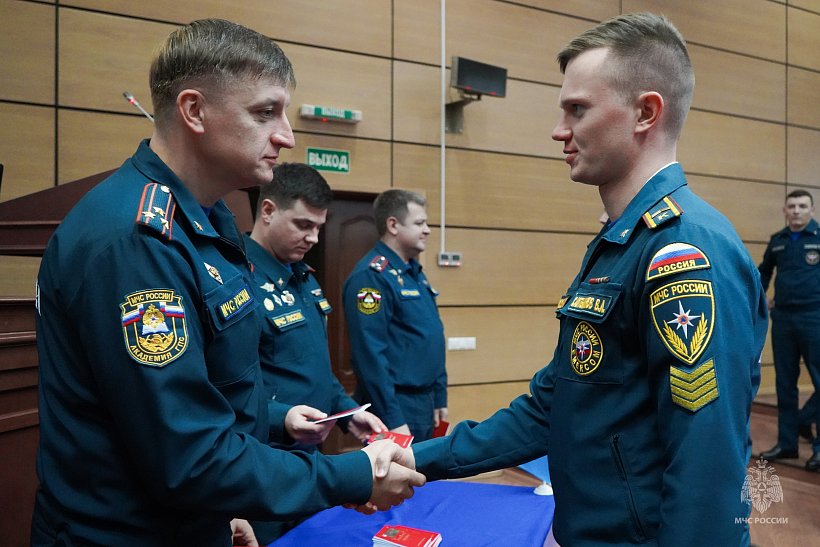 Курсантам Академии вручили удостоверения, жетоны и книжки спасателей