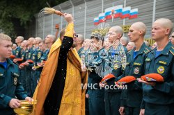 Символ чести и ответственности: курсантам вручили оранжевые береты