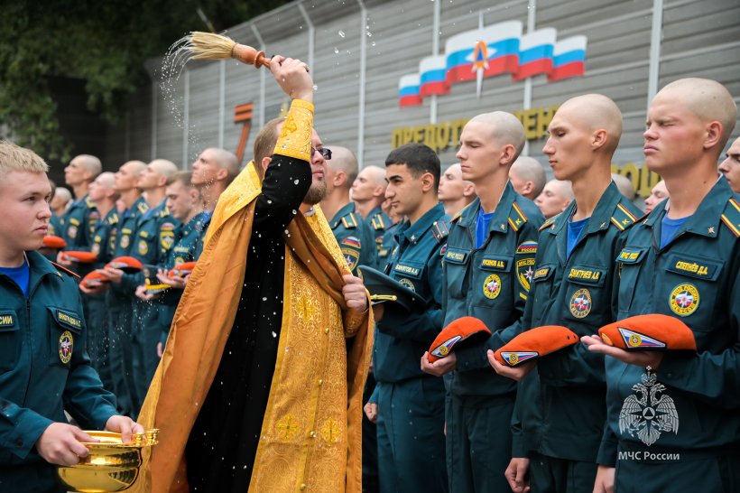 Символ чести и ответственности: курсантам вручили оранжевые береты