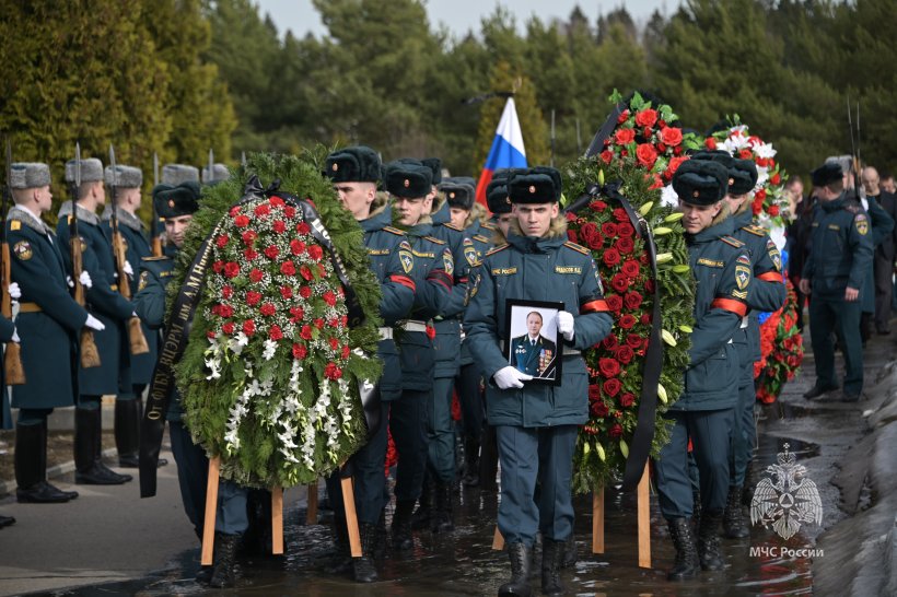 Личный состав МЧС России простился с Алексеем Федосеевым 