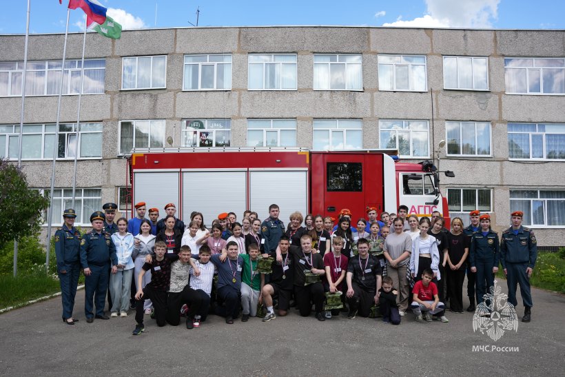 Личный состав Академии ГПС МЧС России провел военно-патриотическую игру «Зарница»