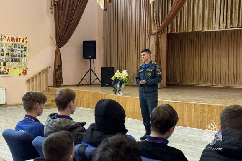 Личный состав Академии продолжает проводить открытые уроки в школах 