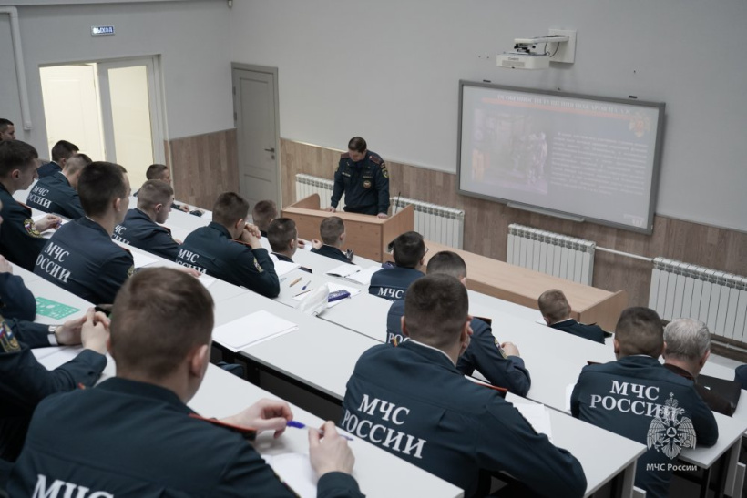 Сотрудники спецуправления МЧС России провели занятие для курсантов 3 курса Академии