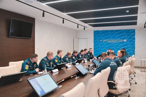 Заместители главы МЧС России провели занятия со слушателями Академии