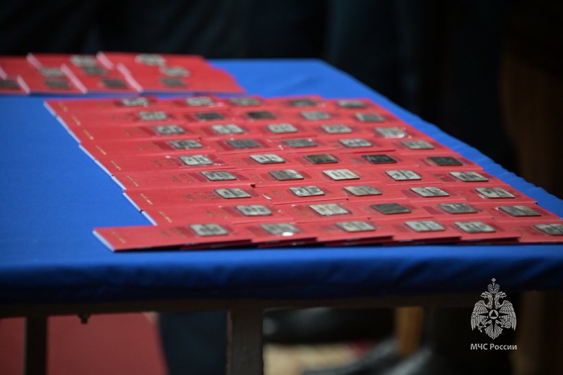 Курсантам Академии вручили удостоверения, жетоны и книжки спасателей