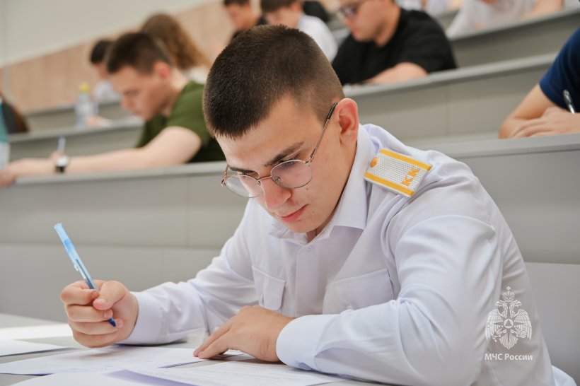 Абитуриенты сдали вступительный экзамен по математике