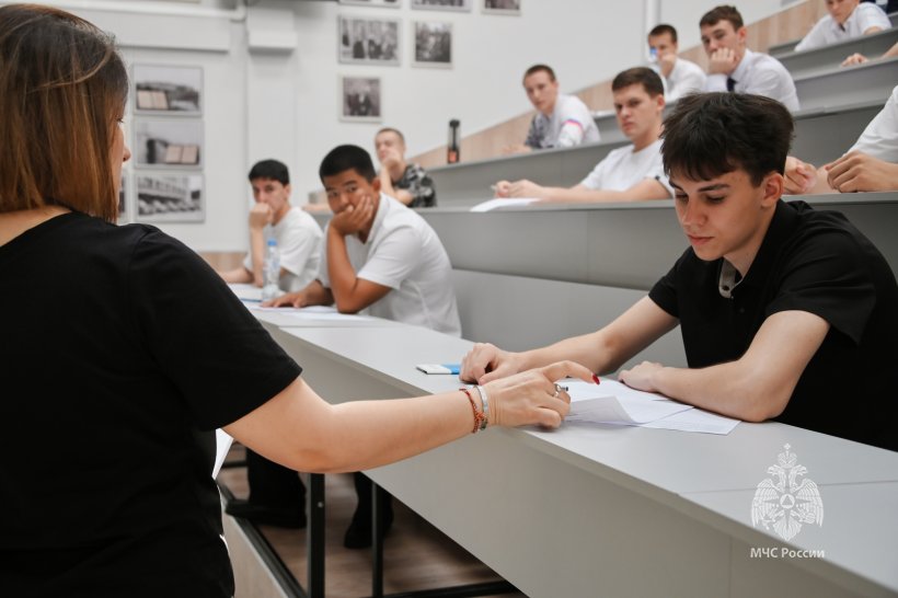 Абитуриенты сдали вступительный экзамен по математике