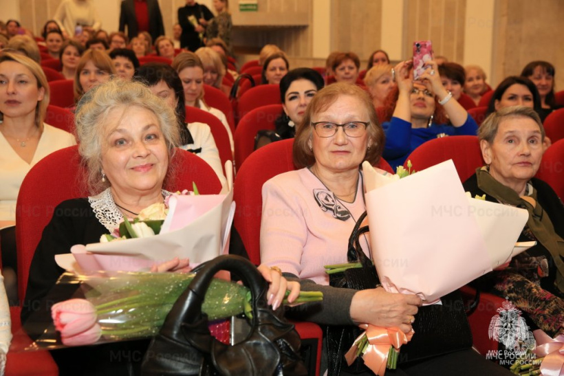 Александр Куренков наградил женщин-ветеранов МЧС России в преддверии 8 Марта