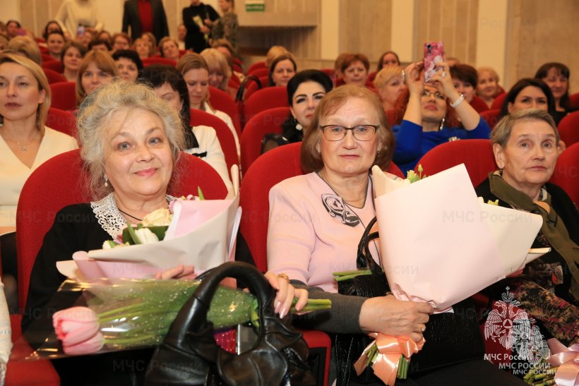 Александр Куренков наградил женщин-ветеранов МЧС России в преддверии 8 Марта