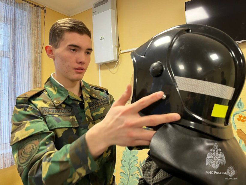 Обучающиеся Академии напомнили детям с ограниченными возможностями правила безопасного поведения