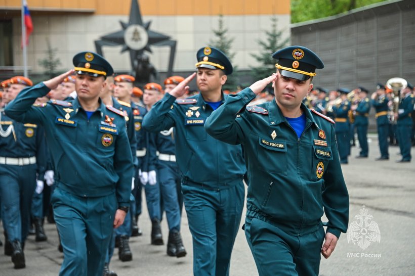 в Академии состоялось торжественное построение ко Дню пожарной охраны