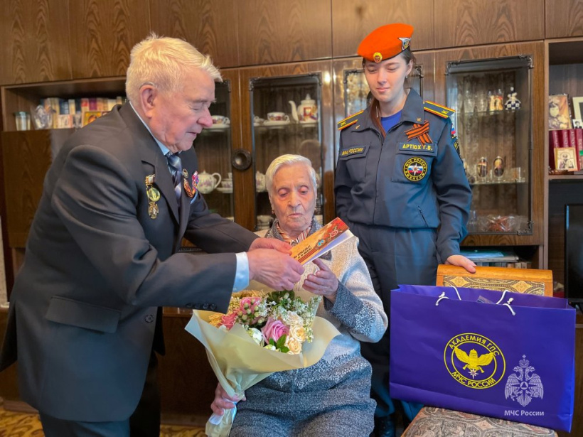 Личный состав Академии поздравил ветеранов с Днем Победы