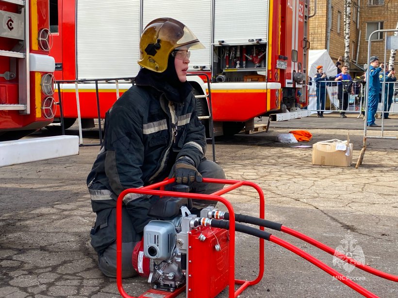 Будущие спасатели приняли участие в соревнованиях на звание «Лучшая команда МЧС России по проведению аварийно-спасательных работ» 