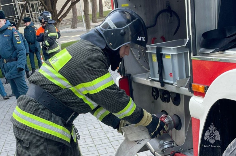 У курсантов 2 курса Академии продолжается практическая подготовка в учебной пожарно-спасательной части вуза, расположенной в с. Дивноморское Краснодарского края.