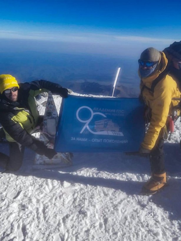 Юбилейный флаг Академии ГПС МЧС России развернули на пике высочайших гор