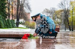 Личный состав Академии возложил цветы к Могиле Неизвестного в Александровском саду