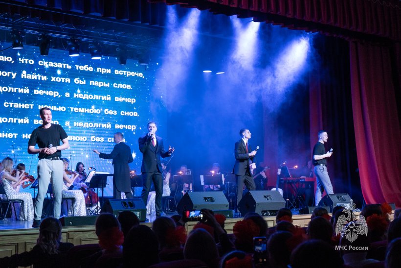 Цветы и улыбки стали главными атрибутами сегодняшнего дня 