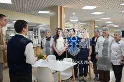 Цветы и улыбки стали главными атрибутами сегодняшнего дня 