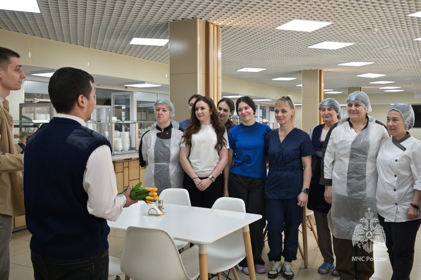 Цветы и улыбки стали главными атрибутами сегодняшнего дня 