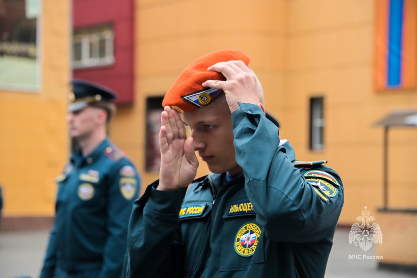 Символ чести и ответственности: курсантам вручили оранжевые береты