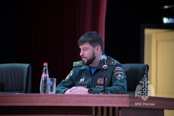 Курсанты Академии встретились с советником Главы МЧС России Даниилом Мартыновым