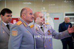 Главе МЧС России Александру Куренкову представили новый учебник для пожарных