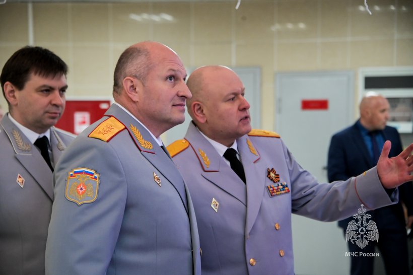 Главе МЧС России Александру Куренкову представили новый учебник для пожарных